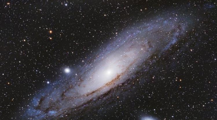 仙女座星系：银河系最大的邻居和未来的碰撞伙伴